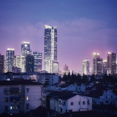 合规编辑在安静办公区整理版权与投诉处理记录，文件夹按批次编号排列整齐，窗外自然光斜照在桌面上，氛围沉稳